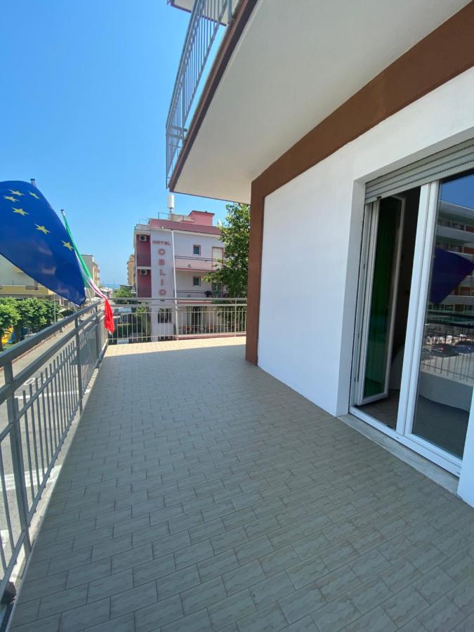 Hotel Nova Dhely Ріміні Екстер'єр фото