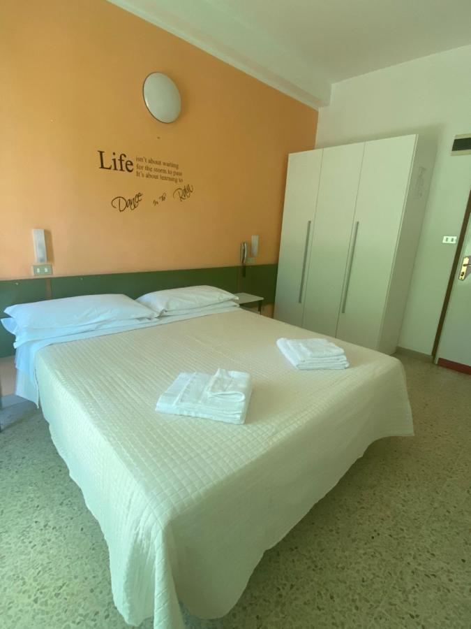 Hotel Nova Dhely Ріміні Екстер'єр фото