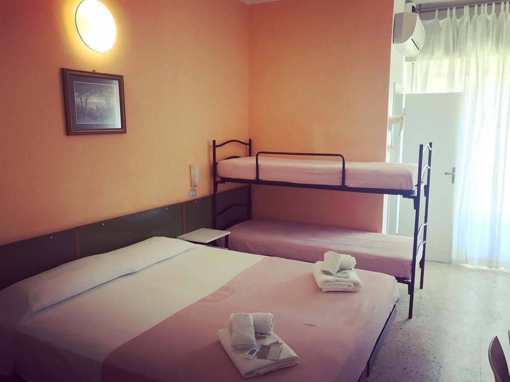 Hotel Nova Dhely Ріміні Екстер'єр фото