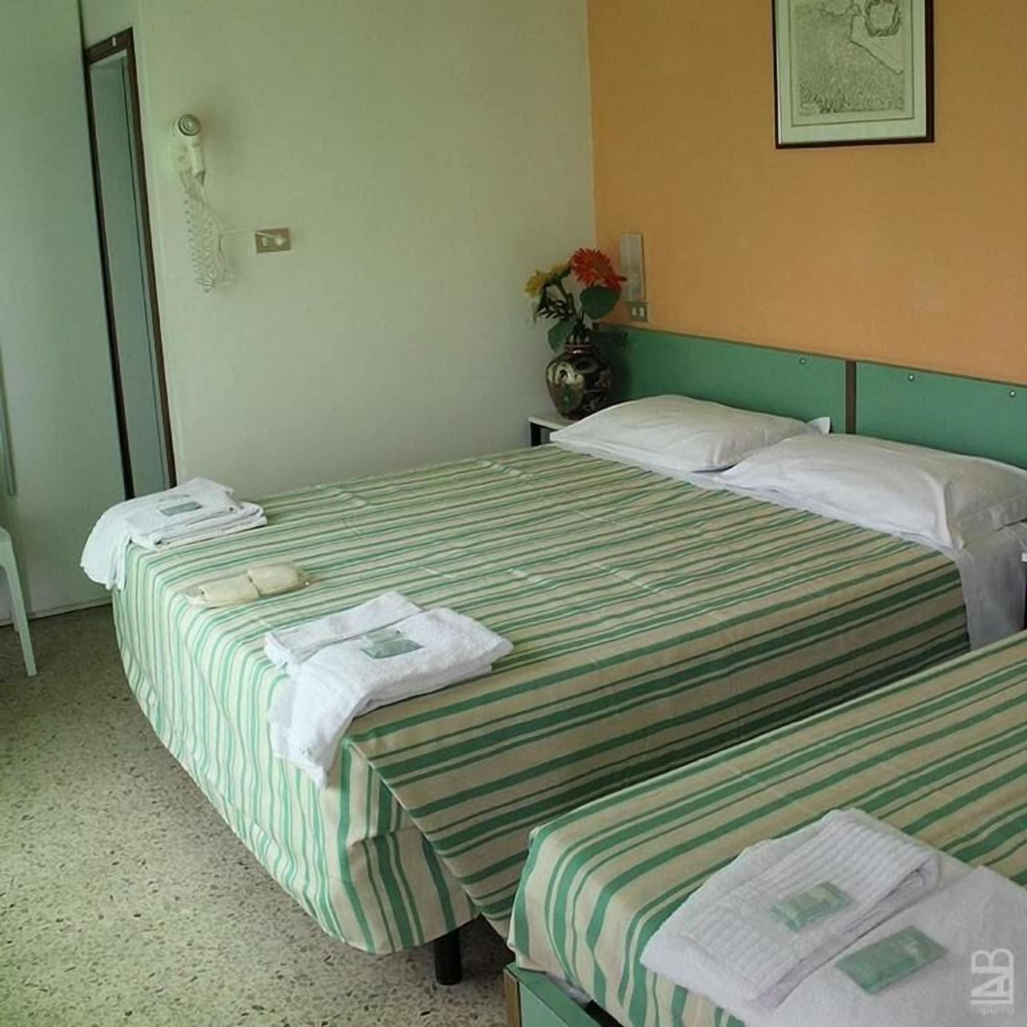 Hotel Nova Dhely Ріміні Екстер'єр фото