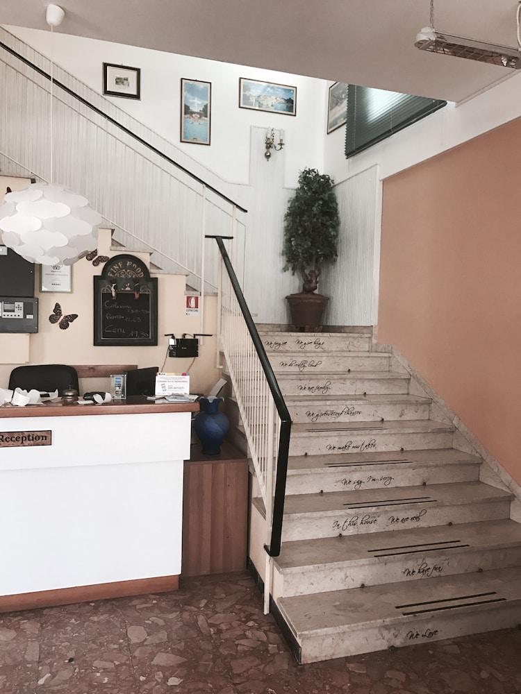 Hotel Nova Dhely Ріміні Екстер'єр фото