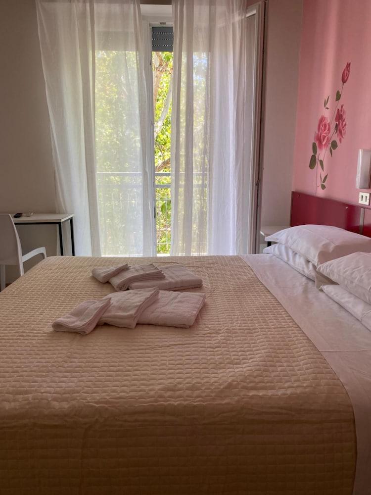 Hotel Nova Dhely Ріміні Екстер'єр фото