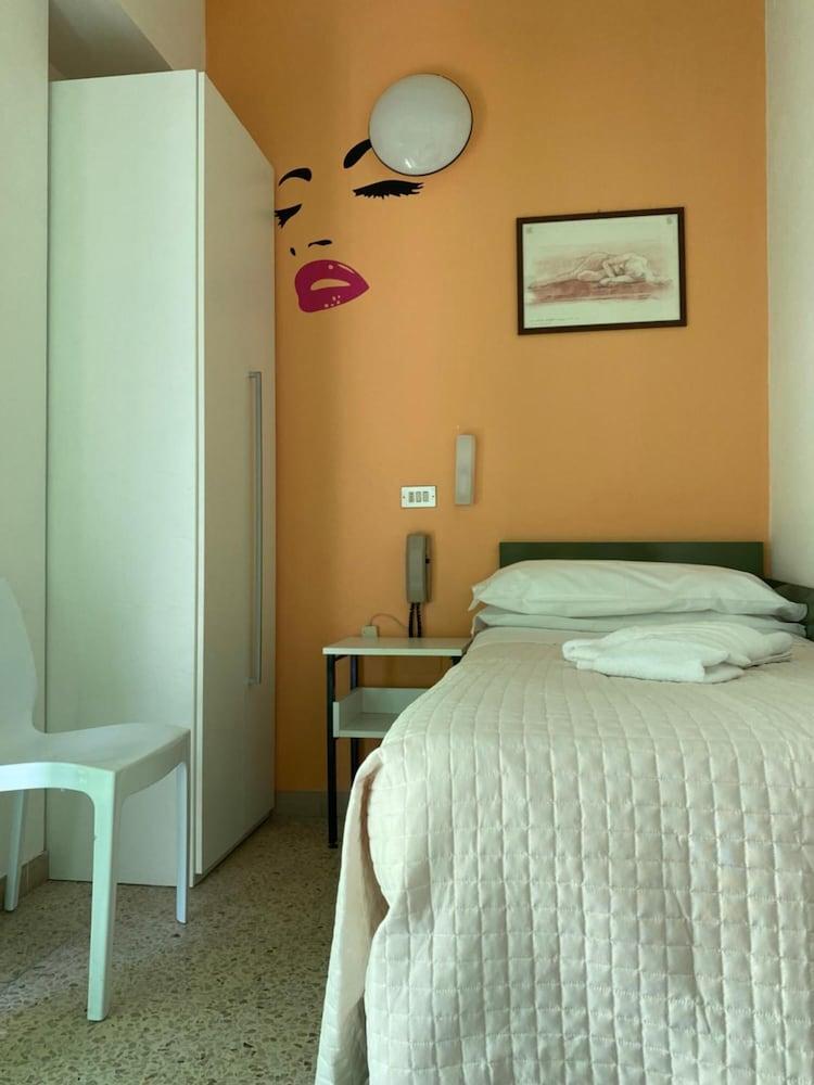 Hotel Nova Dhely Ріміні Екстер'єр фото