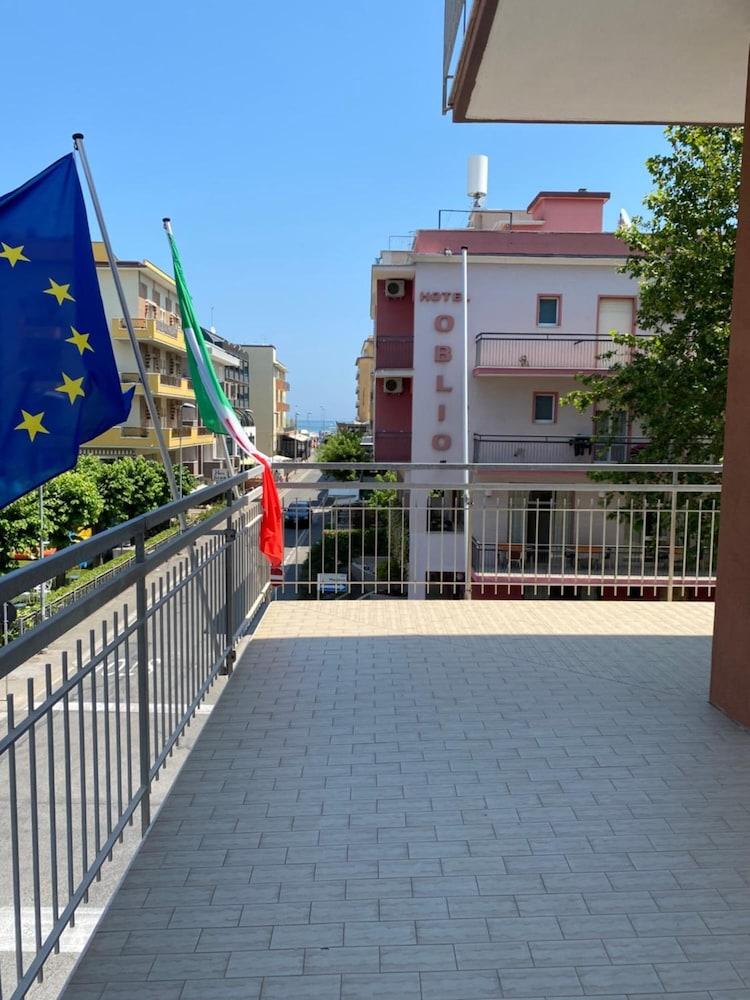 Hotel Nova Dhely Ріміні Екстер'єр фото