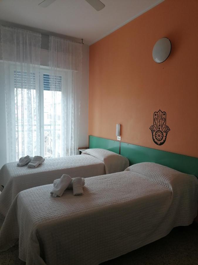 Hotel Nova Dhely Ріміні Екстер'єр фото
