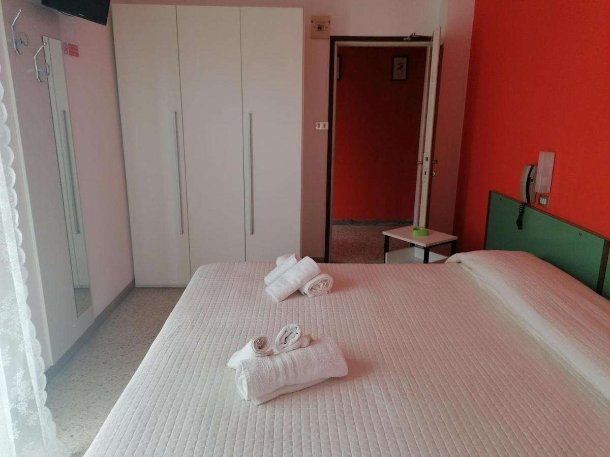 Hotel Nova Dhely Ріміні Екстер'єр фото