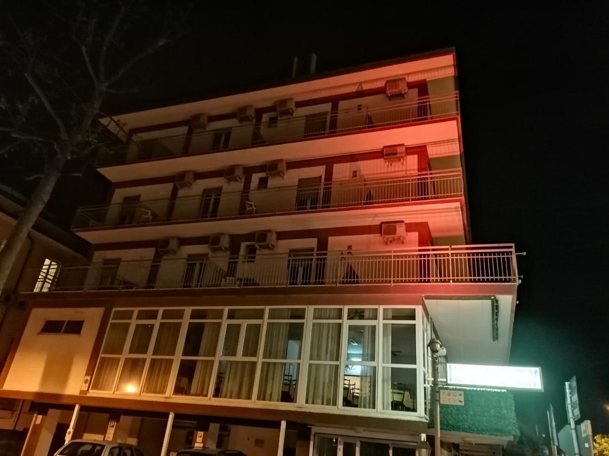 Hotel Nova Dhely Ріміні Екстер'єр фото