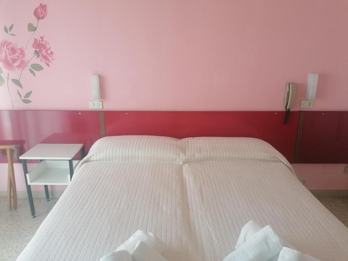 Hotel Nova Dhely Ріміні Екстер'єр фото