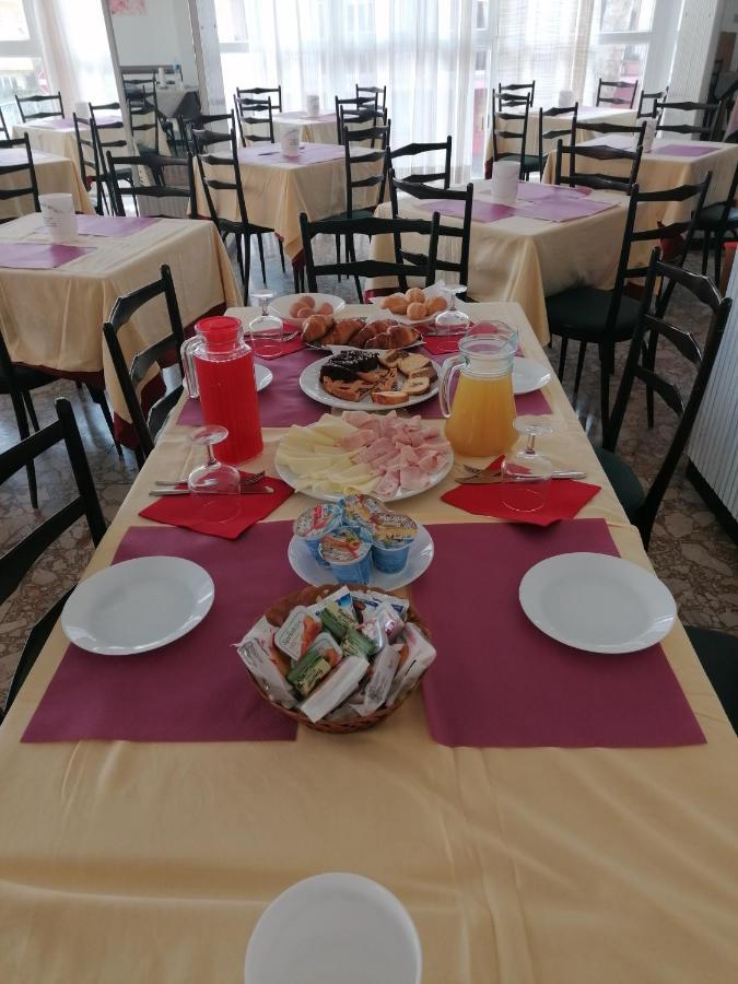 Hotel Nova Dhely Ріміні Екстер'єр фото