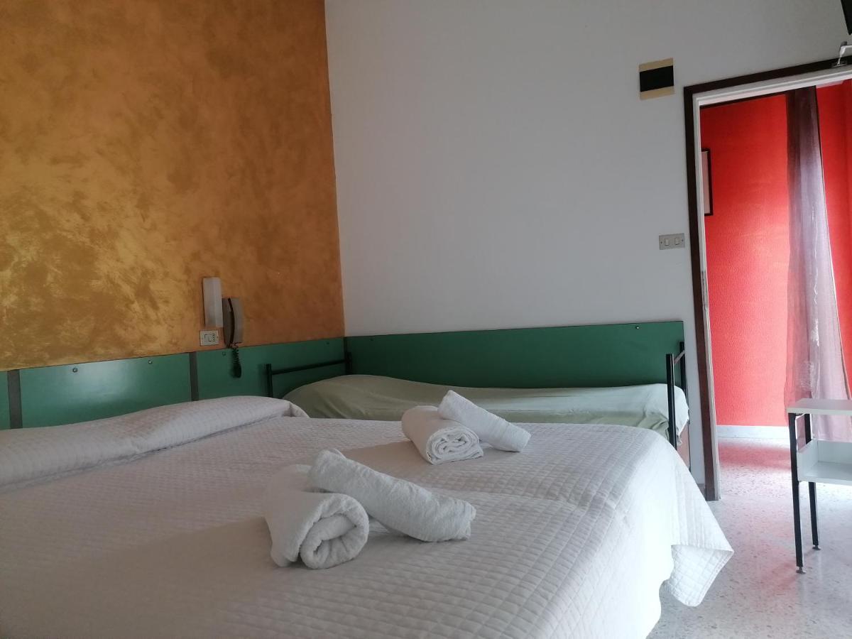 Hotel Nova Dhely Ріміні Екстер'єр фото