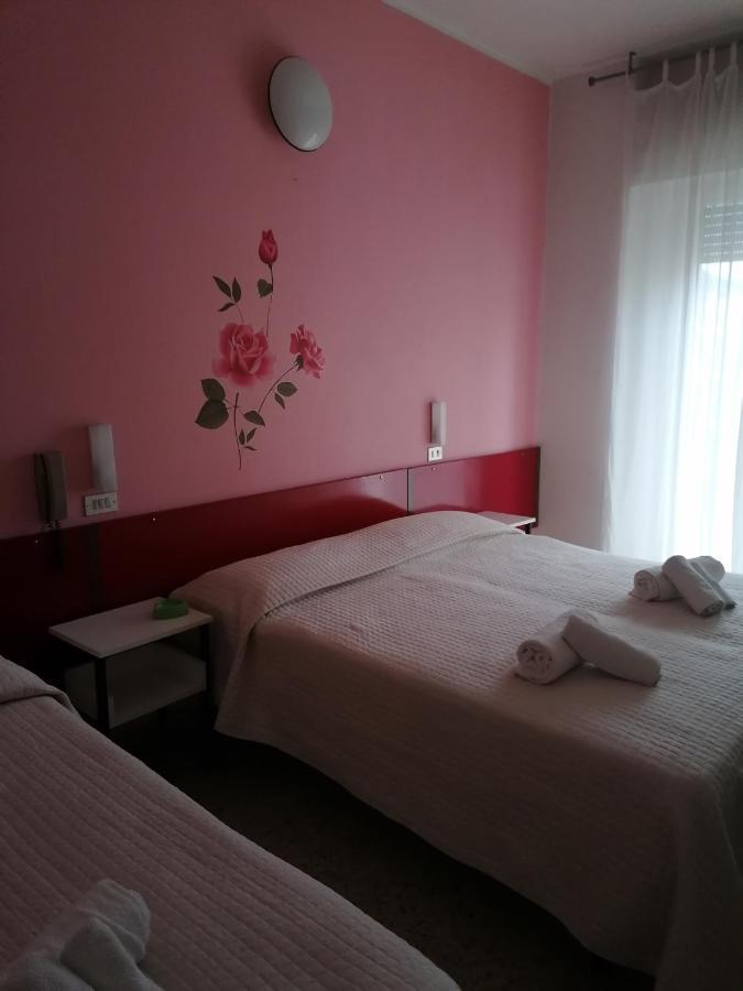 Hotel Nova Dhely Ріміні Екстер'єр фото