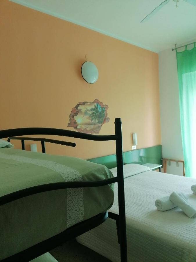 Hotel Nova Dhely Ріміні Екстер'єр фото