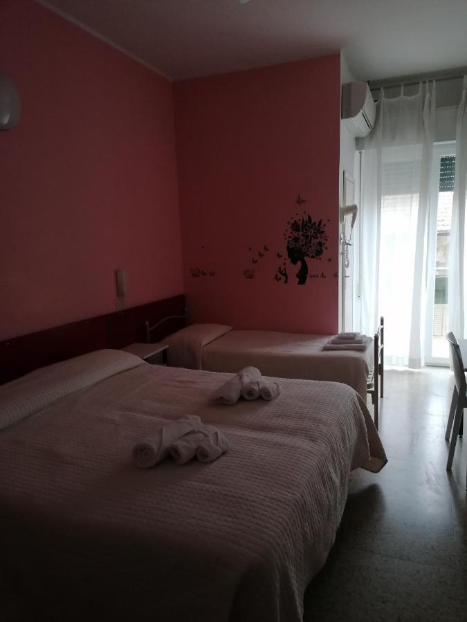 Hotel Nova Dhely Ріміні Екстер'єр фото