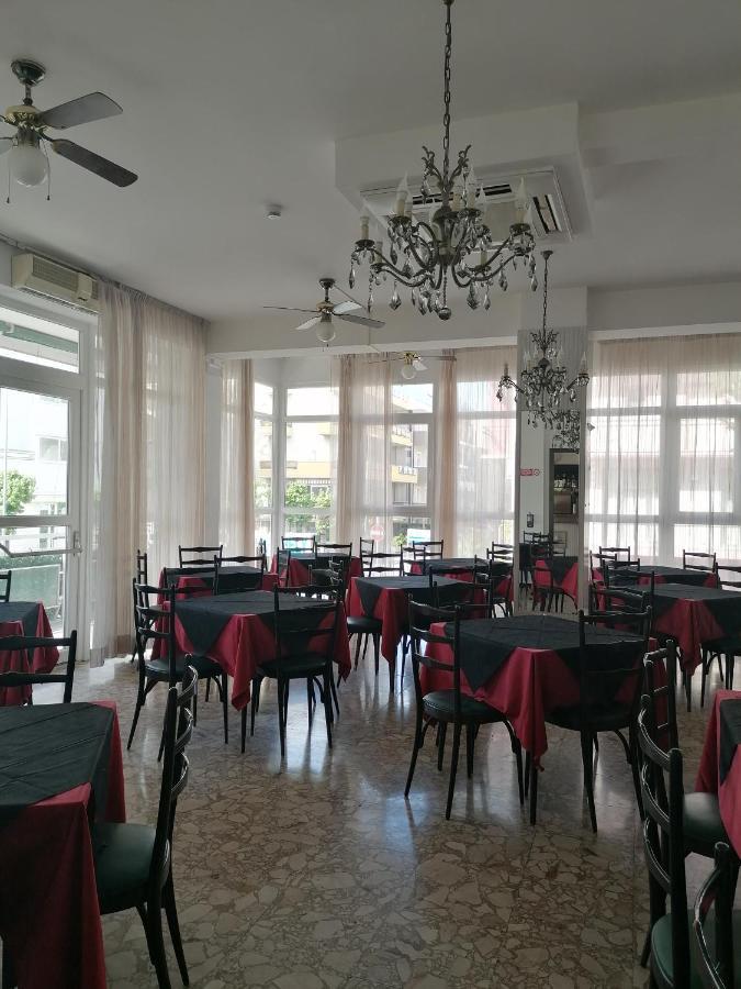 Hotel Nova Dhely Ріміні Екстер'єр фото