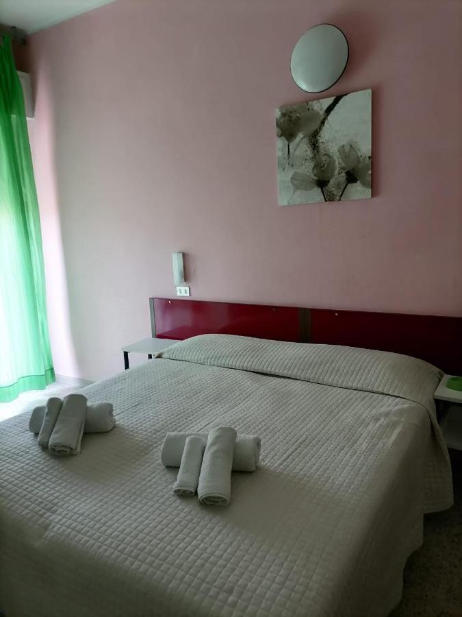 Hotel Nova Dhely Ріміні Екстер'єр фото