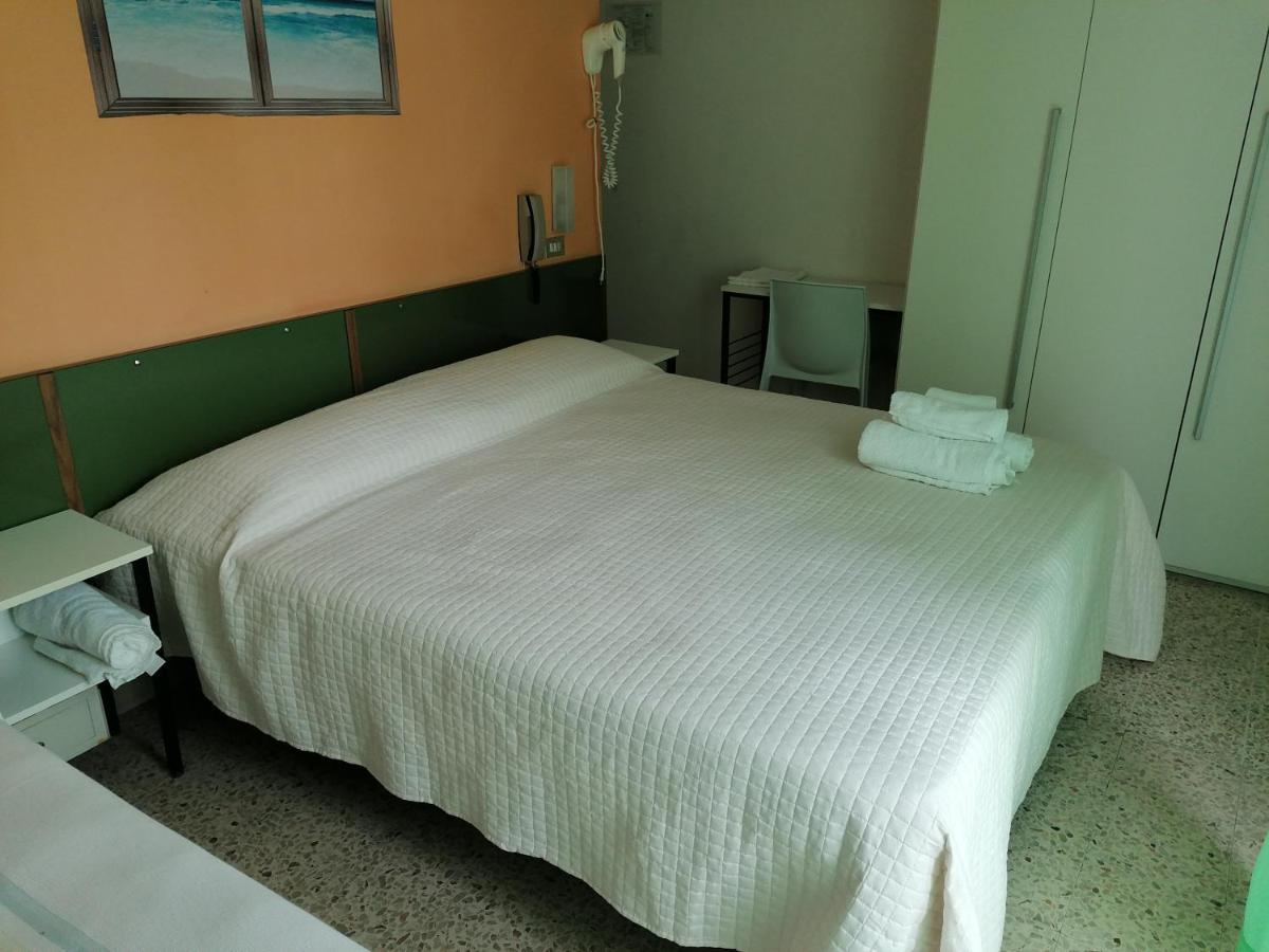 Hotel Nova Dhely Ріміні Екстер'єр фото