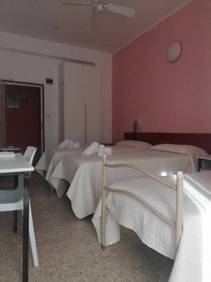 Hotel Nova Dhely Ріміні Екстер'єр фото
