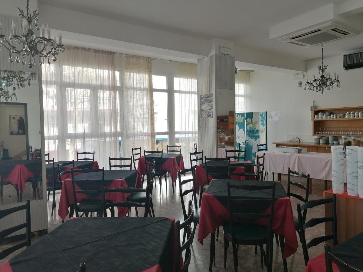 Hotel Nova Dhely Ріміні Екстер'єр фото