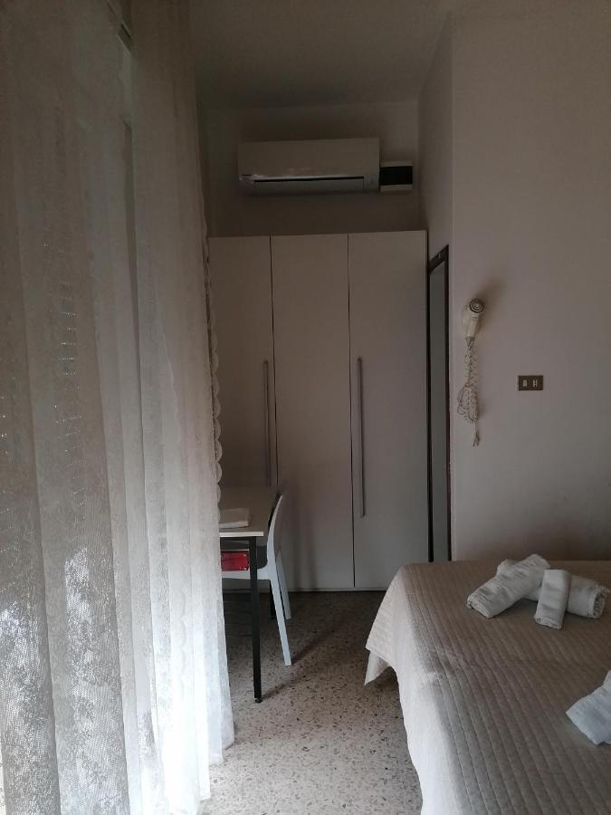 Hotel Nova Dhely Ріміні Екстер'єр фото