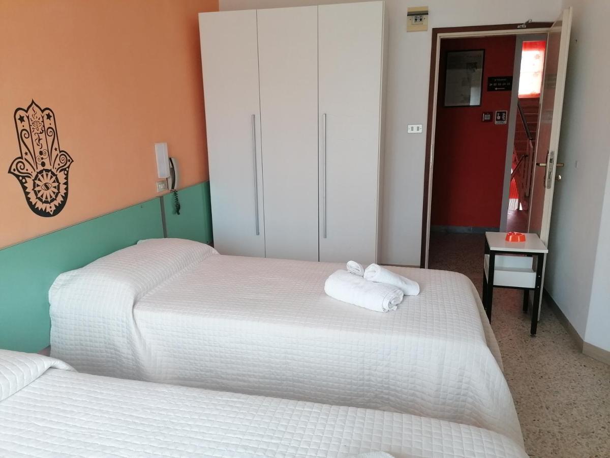 Hotel Nova Dhely Ріміні Екстер'єр фото