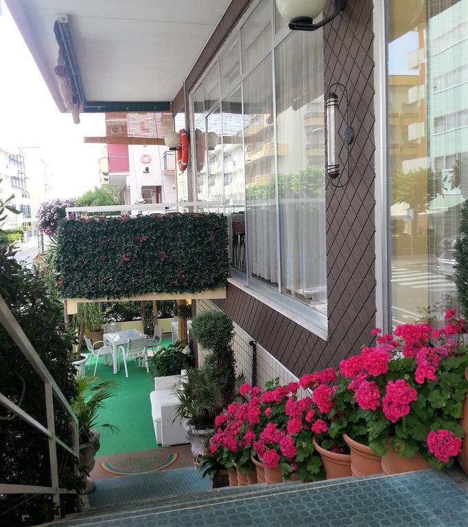 Hotel Nova Dhely Ріміні Екстер'єр фото